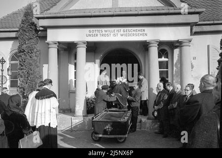 Albert Blutmoser d'Erding a été tué par erreur par une cargaison de schnapps gentiennes empoisonnées. Willi Leinauer de Kempten était soupçonné d'avoir envoyé le paquet de schnapps à son mari avec sa petite amie Christa Müller. Funérailles de la victime Albert Blutmoser. [traduction automatique] Banque D'Images