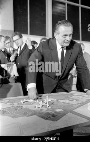 Réunion et conférence de presse du jury pour la décision sur le concours d'architecture pour les bâtiments olympiques de Munich dans le Hall 1 du Parc des Expositions: Willi Daume (en arrière-plan Hans Jochen Vogel). [traduction automatique] Banque D'Images