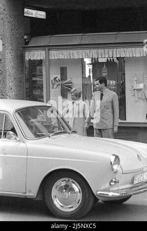 Rita Pavone avec son mari Teddy Reno pendant leur lune de miel à Munich. [traduction automatique] Banque D'Images
