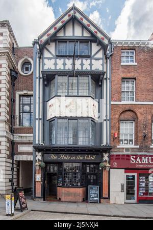 Le trou dans le mur, Shrewsbury, une maison publique datée de 1863 Banque D'Images