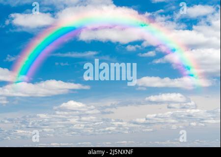 ciel magnifique avec arc-en-ciel coloré. Ciel bleu magnifique ciel panoramique ciel ciel bleu ciel de grands nuages moelleux avec un arc-en-ciel arc-en-ciel géant contre belle période d'été b Banque D'Images