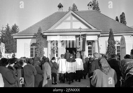 Albert Blutmoser d'Erding a été tué par erreur par une cargaison de schnapps gentiennes empoisonnées. Willi Leinauer de Kempten était soupçonné d'avoir envoyé le paquet de schnapps à son mari avec sa petite amie Christa Müller. Funérailles de la victime Albert Blutmoser. [traduction automatique] Banque D'Images