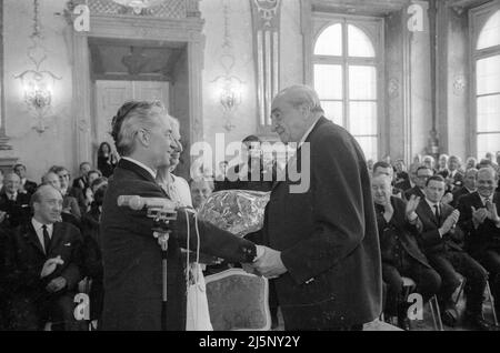 Lors de son anniversaire de 60th, Karajan a été fait citoyen honoraire de Salzbourg, ici lors d'une réception dans une salle de l'hôtel de ville de la ville. [traduction automatique] Banque D'Images