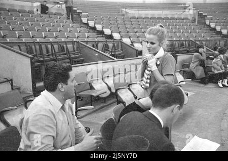 Répétition pour les dix étoiles d'or dans le Ring au Circus Crown Building à Munich. Artistes dans le cirque - Heidi Brühl 1967 [traduction automatique] Banque D'Images