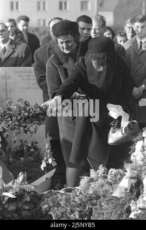 Albert Blutmoser d'Erding a été tué par erreur par une cargaison de schnapps gentiennes empoisonnées. Willi Leinauer de Kempten était soupçonné d'avoir envoyé le paquet de schnapps à son mari avec sa petite amie Christa Müller. Funérailles de la victime Albert Blutmoser. [traduction automatique] Banque D'Images