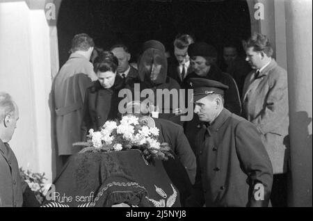 Albert Blutmoser d'Erding a été tué par erreur par une cargaison de schnapps gentiennes empoisonnées. Willi Leinauer de Kempten était soupçonné d'avoir envoyé le paquet de schnapps à son mari avec sa petite amie Christa Müller. Funérailles de la victime Albert Blutmoser. [traduction automatique] Banque D'Images