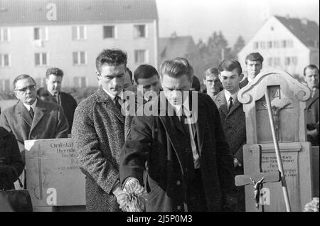 Albert Blutmoser d'Erding a été tué par erreur par une cargaison de schnapps gentiennes empoisonnées. Willi Leinauer de Kempten était soupçonné d'avoir envoyé le paquet de schnapps à son mari avec sa petite amie Christa Müller. Funérailles de la victime Albert Blutmoser. [traduction automatique] Banque D'Images