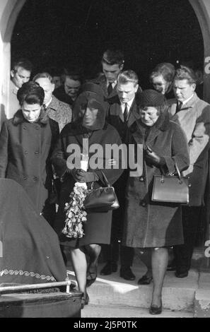 Albert Blutmoser d'Erding a été tué par erreur par une cargaison de schnapps gentiennes empoisonnées. Willi Leinauer de Kempten était soupçonné d'avoir envoyé le paquet de schnapps à son mari avec sa petite amie Christa Müller. Funérailles de la victime Albert Blutmoser. [traduction automatique] Banque D'Images