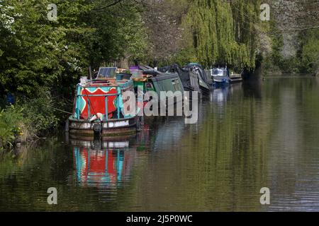 Barques amarrées, rivière Sort Harlow, Essex Banque D'Images