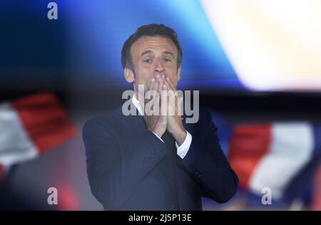 Paris, France. 24th avril 2022. Le président français en exercice Emmanuel Macron assiste à un rassemblement après le second tour des élections présidentielles à Paris, en France, le 24 avril 2022. Credit: Gao Jing/Xinhua/Alamy Live News Banque D'Images