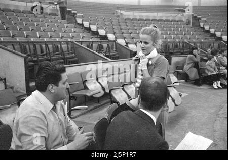 Répétition pour les dix étoiles d'or dans le Ring dans le Circus Crown Building à Munich. Artistes dans le cirque - r. Heidi Brühl 1967 [traduction automatique] Banque D'Images