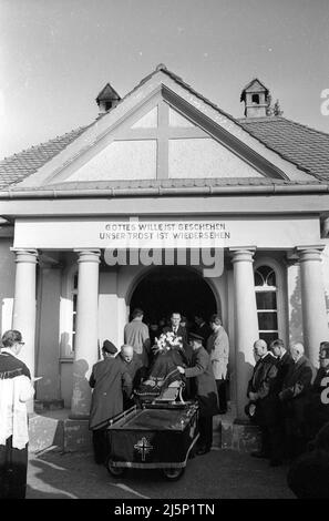 Albert Blutmoser d'Erding a été tué par erreur par une cargaison de schnapps gentiennes empoisonnées. Willi Leinauer de Kempten était soupçonné d'avoir envoyé le paquet de schnapps à son mari avec sa petite amie Christa Müller. Funérailles de la victime Albert Blutmoser. [traduction automatique] Banque D'Images