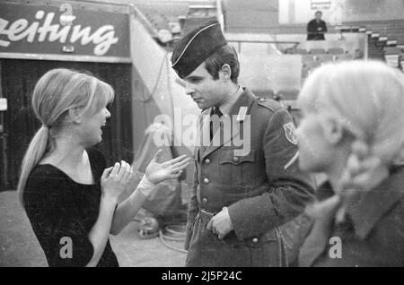 Répétition de Die Goldene Zehn / Stars in the Ring dans le Circus Krone bâtiment à Munich. Artistes dans le cirque - Thomas Fritsch, qui a fait son service militaire en 1967, en uniforme. [traduction automatique] Banque D'Images