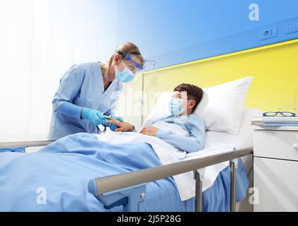 Aide humanitaire, aide à la protection médicale pour la guerre d'Ukraine, médecin avec oxymètre de pouls sur le patient enfant dans le lit d'hôpital, couleurs jaune et bleu de Banque D'Images