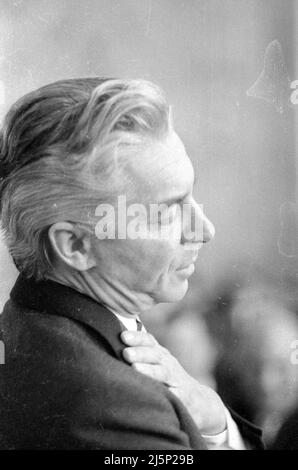 Lors de son anniversaire de 60th, Karajan a été fait citoyen honoraire de Salzbourg, ici lors d'une réception dans une salle de l'hôtel de ville de la ville. [traduction automatique] Banque D'Images