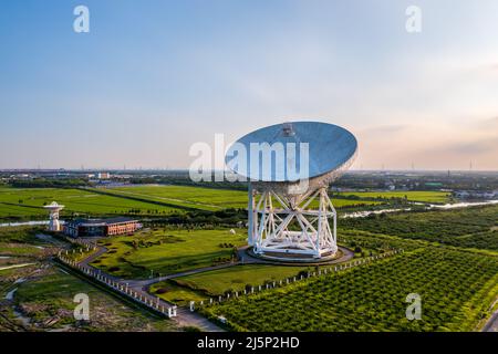 Vue aérienne du radiotélescope astronomique au coucher du soleil Banque D'Images