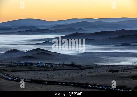 Magnifique paysage naturel dans la prairie d'Ulan Butong, Mongolie intérieure, Chine. Montagnes et nuages nature paysage au lever du soleil. Banque D'Images