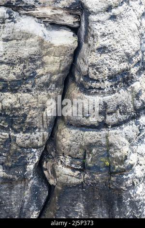 Immense mur de roche craquée naturelle en grès avec espace Banque D'Images