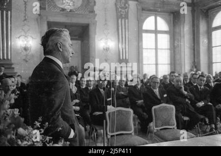 Lors de son anniversaire de 60th, Karajan a été fait citoyen honoraire de Salzbourg, ici lors d'une réception dans une salle de l'hôtel de ville de la ville. [traduction automatique] Banque D'Images