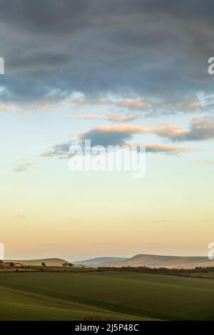 Vues à couper le souffle depuis les South Downs près de Lewes dans East Sussex, en regardant vers l'ouest jusqu'à Kingston Ridge, au sud-est de l'Angleterre, au Royaume-Uni Banque D'Images