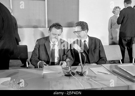 Réunion et conférence de presse du jury pour la décision sur le concours d'architecture des bâtiments olympiques de Munich dans le Hall 1 du Parc des Expositions. Franz Josef Strauß et Hans Jochen Vogel. [traduction automatique] Banque D'Images