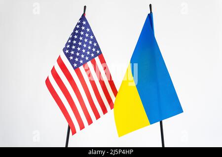 Drapeau d'Etat de l'Ukraine et des Etats-Unis sur fond blanc. Symbole d'aide à la coopération entre l'Amérique et l'Ukraine Banque D'Images