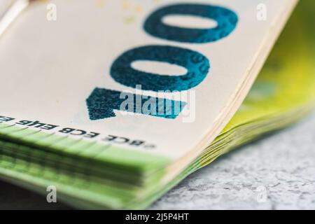 Photo d'un billet de cent euros en gros plan. Pile de billets de currancy en papier Banque D'Images