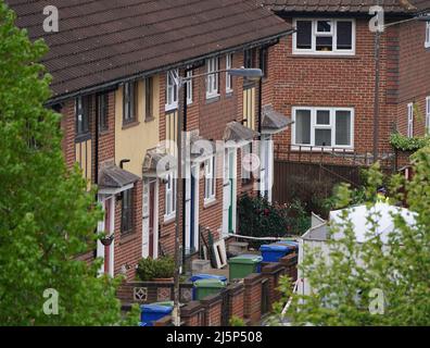 La police à l'extérieur d'une maison à Bermondsey, dans le sud-est de Londres, après que trois femmes et un homme aient été poignardus à mort dans les premières heures de lundi. Date de la photo: Lundi 25 avril 2022. Banque D'Images