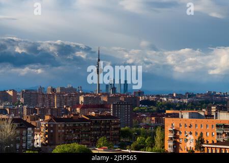 Paysage urbain de Madrid avec quelques bâtiments emblématiques : gratte-ciel, piruli et tours de kio. Madrid, Espagne Banque D'Images