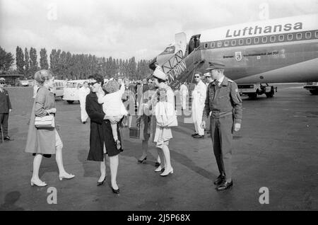 Après le retour de Kurt-Georg Kiesinger et de sa famille d'un voyage aux États-Unis, ils sont transportés par hélicoptère BGS. La fille Viola Wentzel et la petite-fille Fröschle après avoir quitté l'avion. Marie-Luise Kiesinger sur la droite. En arrière-plan, l'avion Lufthansa Bremen, un Boeing 707. [traduction automatique] Banque D'Images