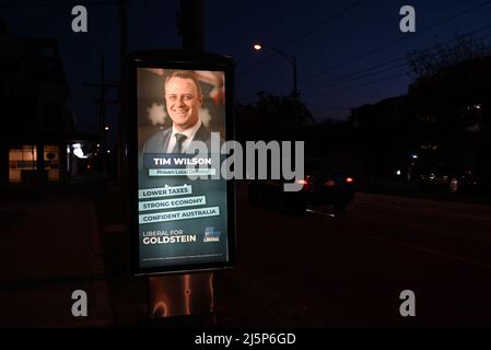 Une publicité éclairée réclamant la réélection du député de Goldstein, Tim Wilson, du Parti libéral, sur Hawthorn Rd la nuit Banque D'Images