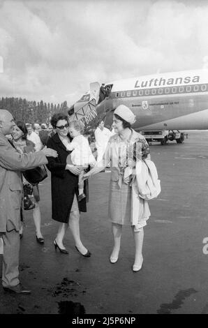 Après le retour de Kurt-Georg Kiesinger et de sa famille d'un voyage aux États-Unis, ils sont transportés par hélicoptère BGS. La fille Viola Wentzel et la petite-fille Fröschle après avoir quitté l'avion. Marie-Luise Kiesinger sur la droite. En arrière-plan, l'avion Lufthansa Bremen, un Boeing 707. [traduction automatique] Banque D'Images