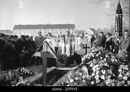 Albert Blutmoser d'Erding a été tué par erreur par une cargaison de schnapps gentiennes empoisonnées. Willi Leinauer de Kempten était soupçonné d'avoir envoyé le paquet de schnapps à son mari avec sa petite amie Christa Müller. Funérailles de la victime Albert Blutmoser. [traduction automatique] Banque D'Images