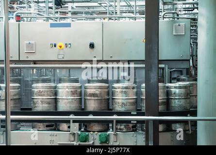 Ligne de convoyeur automatique pour l'embouteillage de la bière artisanale dans les fûts de microbrasserie. Fabrication de brasserie. Banque D'Images