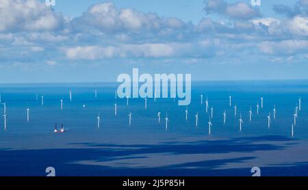 Éoliennes off shore dans la baie de Liverpool, Merseyside, nord-ouest de l'Angleterre, Royaume-Uni Banque D'Images