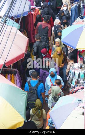 25 avril 2022, jakarta, jakarta, Indonésie: Une semaine avant Eid al-Fitr, les gens sont déjà occupés à se préparer. L'un d'eux est en surpopulation le marché de Tanah Abang à Jakarta. Beaucoup de gens, en particulier les femmes, les mères et les enfants, sont occupés à acheter des vêtements pour célébrer Eid al-Fitr (Credit image: © Denny Pohan/ZUMA Press Wire) Banque D'Images