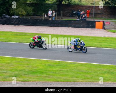 2 motos se disputés sur le circuit d'Oulton Park, Cheshire, Royaume-Uni Banque D'Images