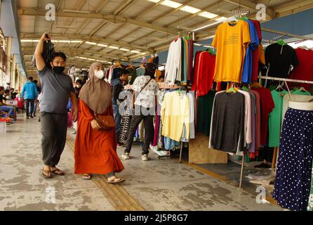 25 avril 2022, jakarta, jakarta, Indonésie: Une semaine avant Eid al-Fitr, les gens sont déjà occupés à se préparer. L'un d'eux est en surpopulation le marché de Tanah Abang à Jakarta. Beaucoup de gens, en particulier les femmes, les mères et les enfants, sont occupés à acheter des vêtements pour célébrer Eid al-Fitr (Credit image: © Denny Pohan/ZUMA Press Wire) Banque D'Images