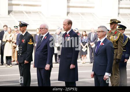 Le duc de Cambridge (au centre) avec le haut-commissaire australien au Royaume-Uni George Brandis (2nd à gauche) et le haut-commissaire néo-zélandais au Royaume-Uni Bede Corry et (au centre à droite) assistant à la cérémonie de pose de couronne commémorant la Journée de l'Anzac au Cenotaph, Londres. Le jour d'Anzac a été observé à Londres depuis que le roi George V a assisté au premier service à l'abbaye de Westminster en 1916 pour marquer l'anniversaire du débarquement à Gallipoli. Date de la photo: Lundi 25 avril 2022. Banque D'Images