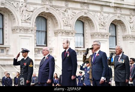 Le duc de Cambridge (au centre) avec le haut-commissaire australien au Royaume-Uni George Brandis (2nd à gauche) et le haut-commissaire néo-zélandais au Royaume-Uni Bede Corry et (2nd à droite) participant à la cérémonie de pose de couronne commémorant la Journée de l'Anzac au Cenotaph, Londres. Le jour d'Anzac a été observé à Londres depuis que le roi George V a assisté au premier service à l'abbaye de Westminster en 1916 pour marquer l'anniversaire du débarquement à Gallipoli. Date de la photo: Lundi 25 avril 2022. Banque D'Images