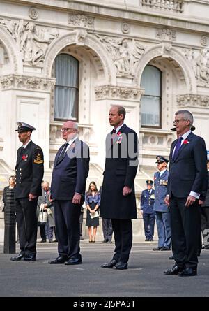 Le duc de Cambridge (2nd à droite) avec le haut-commissaire australien au Royaume-Uni George Brandis (2nd à gauche) et le haut-commissaire néo-zélandais au Royaume-Uni Bede Corry et (à droite) assistant à la cérémonie de pose de couronne commémorant le jour d'Anzac au Cenotaph, Londres. Le jour d'Anzac a été observé à Londres depuis que le roi George V a assisté au premier service à l'abbaye de Westminster en 1916 pour marquer l'anniversaire du débarquement à Gallipoli. Date de la photo: Lundi 25 avril 2022. Banque D'Images