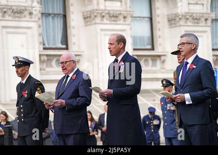 Le duc de Cambridge (2nd à droite) avec le haut-commissaire australien au Royaume-Uni George Brandis (2nd à gauche) et le haut-commissaire néo-zélandais au Royaume-Uni Bede Corry et (à droite) assistant à la cérémonie de pose de couronne commémorant le jour d'Anzac au Cenotaph, Londres. Le jour d'Anzac a été observé à Londres depuis que le roi George V a assisté au premier service à l'abbaye de Westminster en 1916 pour marquer l'anniversaire du débarquement à Gallipoli. Date de la photo: Lundi 25 avril 2022. Banque D'Images