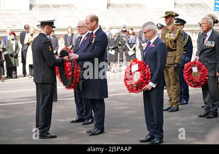 Le duc de Cambridge (au centre) avec le haut-commissaire australien au Royaume-Uni George Brandis (2nd à gauche) et le haut-commissaire néo-zélandais au Royaume-Uni Bede Corry et (3rd à droite) participant à la cérémonie de pose de couronne commémorant la Journée de l'Anzac au Cenotaph, Londres. Le jour d'Anzac a été observé à Londres depuis que le roi George V a assisté au premier service à l'abbaye de Westminster en 1916 pour marquer l'anniversaire du débarquement à Gallipoli. Date de la photo: Lundi 25 avril 2022. Banque D'Images