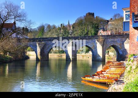 Vue sur le pont Elvet dans la ville de Durham avec la cathédrale en arrière-plan. Comté de Durham, Angleterre, Royaume-Uni. Banque D'Images