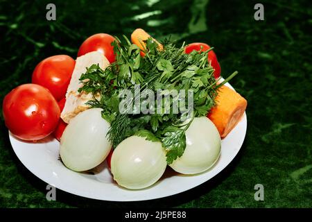 Tomates, céleri, persil, carottes et oignons prêts à cuire Banque D'Images