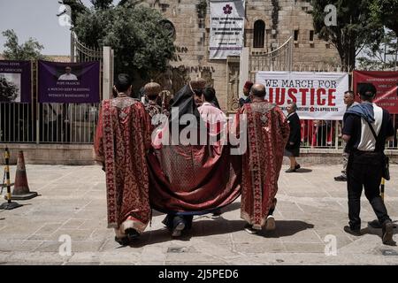 Jérusalem, Israël. 25th avril 2022. La communauté arménienne commémore le 107th anniversaire du génocide arménien de 1915 perpétré par les Ottomans lors de la première Guerre mondiale contre les chrétiens d'Anatolie à la cathédrale Saint-Jacques. Les Arméniens ont fait 1,5 millions de victimes. La Turquie nie toute responsabilité. Crédit : NIR Amon/Alamy Live News Banque D'Images