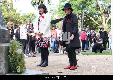 Sydney, Australie, 25th avril 2022. Les Aborigènes australiens prennent part à la « Marche des digeurs colorés » du Block au Redfern Park le jour de l'ANZAC. Des dignitaires ont assisté à l'événement et ont prononcé des discours avant le début de la marche au bloc et ont déposé des couronnes au mémorial de guerre à Redfern Park après la marche. Photo : le maire de Sydney, Clover Moore et le maire adjoint, Jess Scully, ont déposé une couronne au monument commémoratif de guerre de Redfern Park. Credit: Richard Milnes/Alamy Live News Banque D'Images