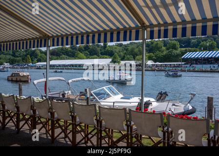 Bateaux sur la Tamise au Phyllis court Club exclusif pendant la régate de Henley, Henley-on-Thames, Oxfordshire, Royaume-Uni Banque D'Images