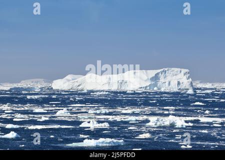 grand iceberg près de la péninsule antarctique contre le ciel bleu Banque D'Images