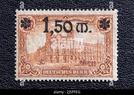 Potsdam, Allemagne – 20 avril 2022. Timbre année 1920 du Reichspast allemand. Figures représentatives de l'Empire allemand, Reichspostatt Berlin avec nouveau Banque D'Images